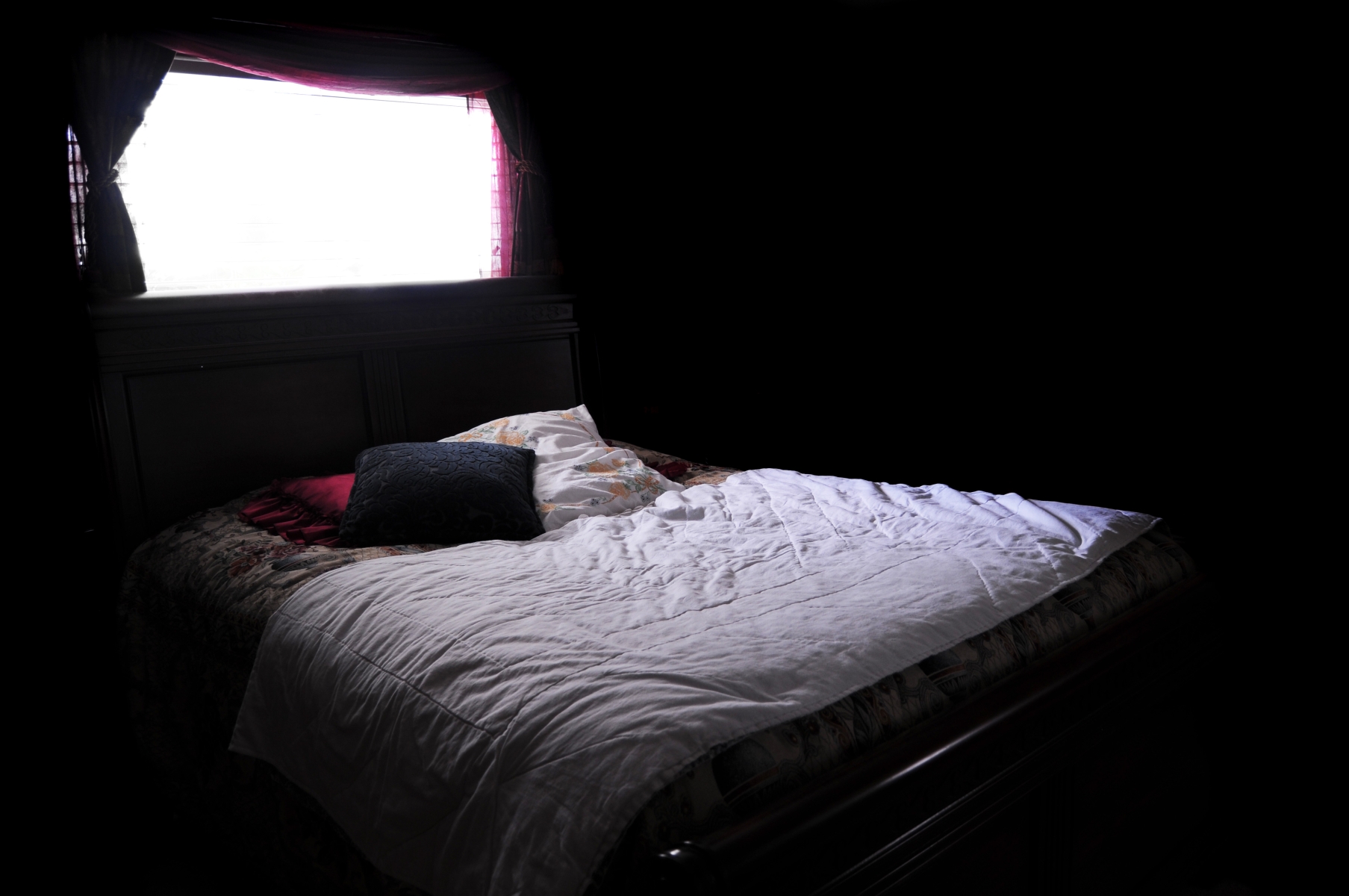 Сон разобранный дом. Пустая комната с кроватью. Камеры с кроватями в стенах. Пустая с кроватью и телевизором. Пустая комната с матрасом без окон.